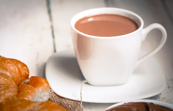 Croissant panggang segar dengan krim coklat dan cokelat panas — Stok Foto