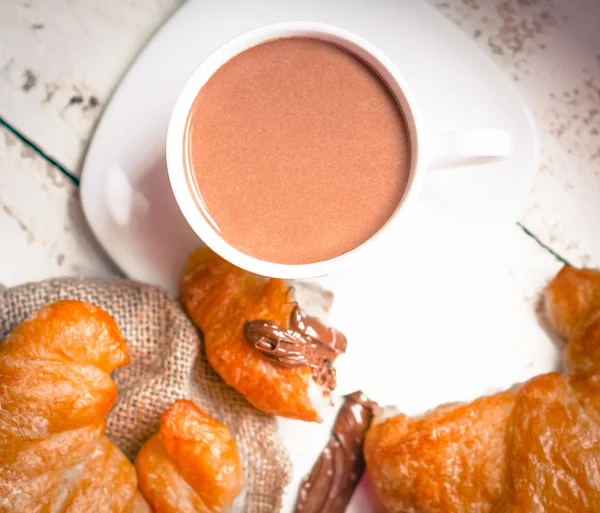 Croissants frescos assados com creme de chocolate e cacau quente — Fotografia de Stock