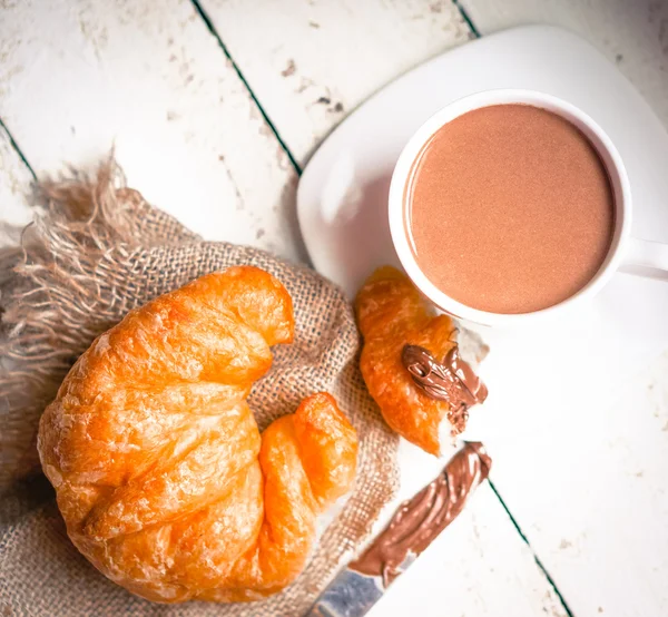 Croissants frescos assados com creme de chocolate e cacau quente — Fotografia de Stock