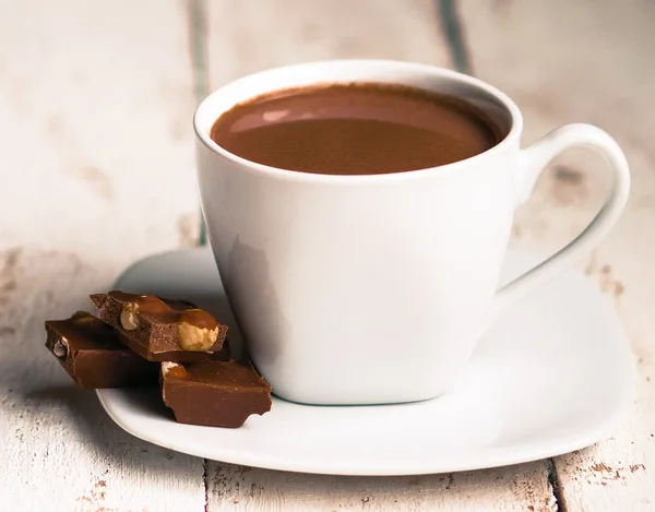 Csésze forró csokoládét, fából készült háttér — Stock Fotó