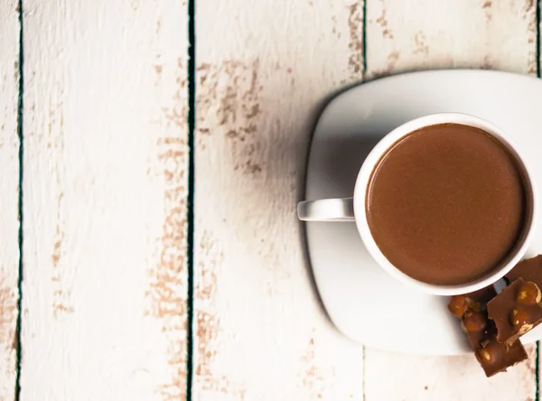 Copo de chocolate quente no fundo de madeira — Fotografia de Stock