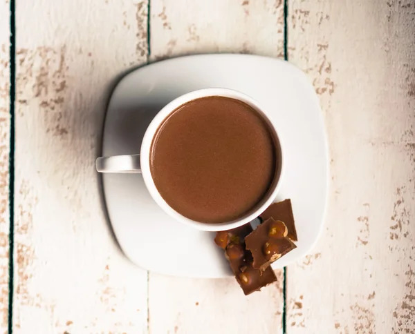 나무 바탕에 핫 초콜릿의 컵 — 스톡 사진