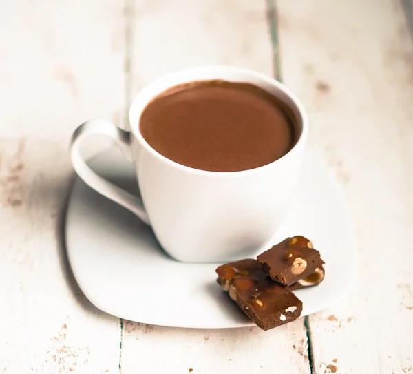 Copo de chocolate quente no fundo de madeira — Fotografia de Stock