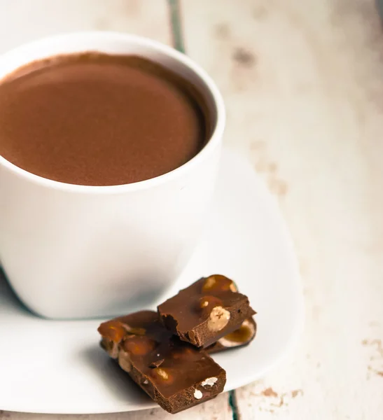 Copo de chocolate quente no fundo de madeira — Fotografia de Stock