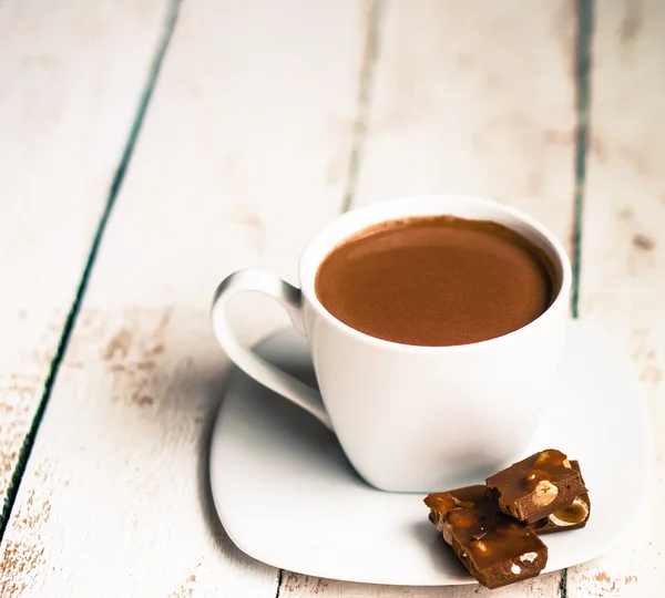 Copo de chocolate quente no fundo de madeira — Fotografia de Stock