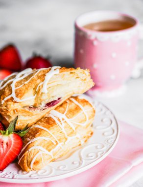 taze kruvasanlar ahşap zemin üzerinde çilek ile