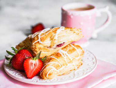 taze kruvasanlar ahşap zemin üzerinde çilek ile