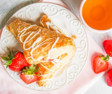 taze kruvasanlar ahşap zemin üzerinde çilek ile