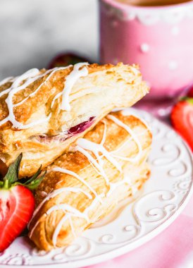 taze kruvasanlar ahşap zemin üzerinde çilek ile