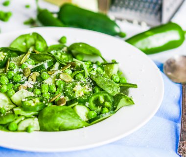 yeşil salata, ıspanak, biber, tatlı bezelye ve parmesan ile