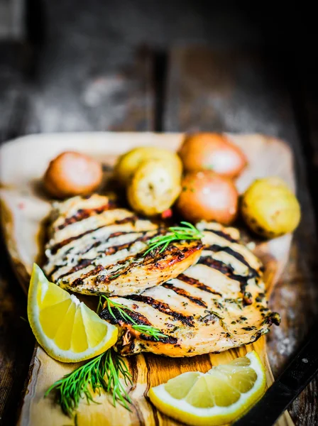 Gegrilltes Hühnchen mit Kartoffeln und Spargel auf hölzernem Hintergrund — Stockfoto