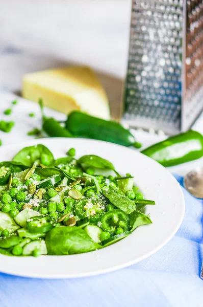 yeşil salata, ıspanak, biber, tatlı bezelye ve parmesan ile