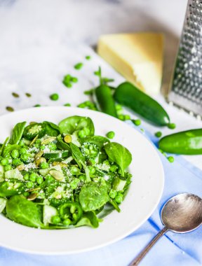 yeşil salata, ıspanak, biber, tatlı bezelye ve parmesan ile