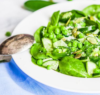 yeşil salata, ıspanak, biber, tatlı bezelye ve parmesan ile