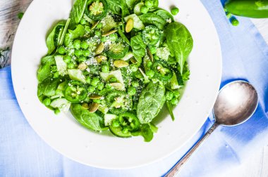 yeşil salata, ıspanak, biber, tatlı bezelye ve parmesan ile