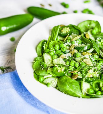yeşil salata, ıspanak, biber, tatlı bezelye ve parmesan ile