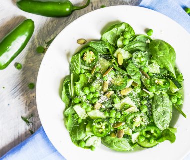 yeşil salata, ıspanak, biber, tatlı bezelye ve parmesan ile