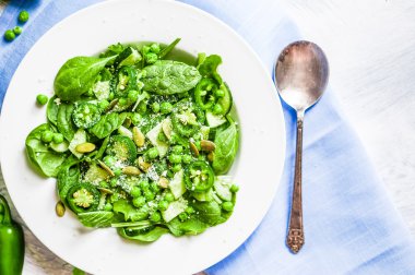 yeşil salata, ıspanak, biber, tatlı bezelye ve parmesan ile