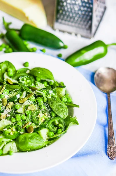 yeşil salata, ıspanak, biber, tatlı bezelye ve parmesan ile