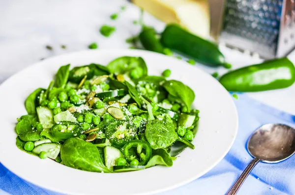 Salada verde com espinafre, pimenta, ervilhas doces e parmesão — Fotografia de Stock