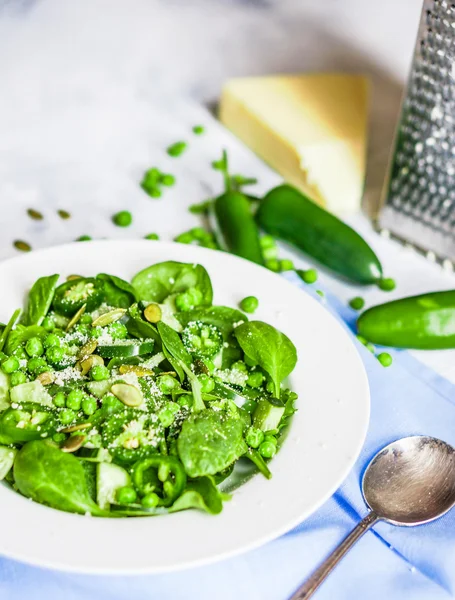 yeşil salata, ıspanak, biber, tatlı bezelye ve parmesan ile