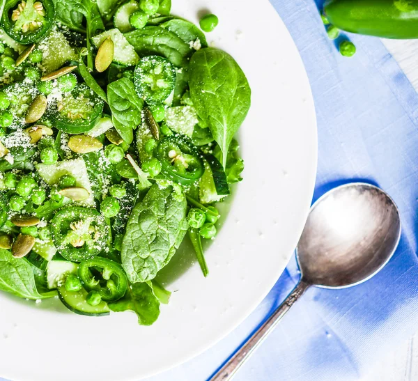 yeşil salata, ıspanak, biber, tatlı bezelye ve parmesan ile