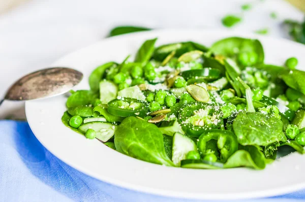 Salada verde com espinafre, pimenta, ervilhas doces e parmesão — Fotografia de Stock