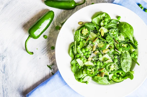 Зеленый салат со шпинатом, перцем, горохом и пармезаном — стоковое фото