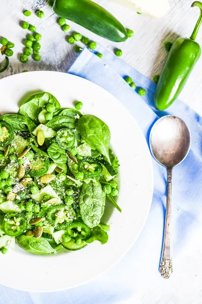 yeşil salata, ıspanak, biber, tatlı bezelye ve parmesan ile