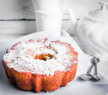 kek rustik ahşap zemin üzerinde