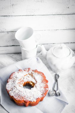 kek rustik ahşap zemin üzerinde