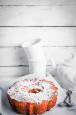 kek rustik ahşap zemin üzerinde