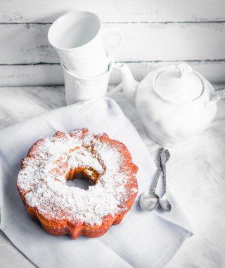 kek rustik ahşap zemin üzerinde