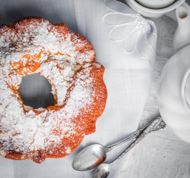 kek rustik ahşap zemin üzerinde