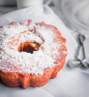 kek rustik ahşap zemin üzerinde