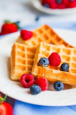 belga gofri bogyókkal rusztikus háttér