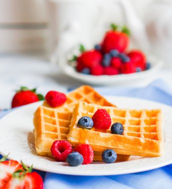 belga gofri bogyókkal rusztikus háttér