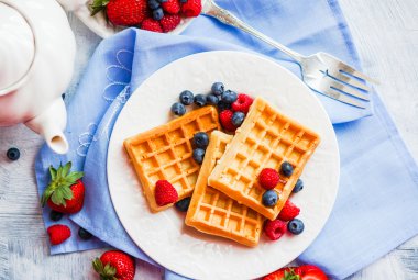 belga gofri bogyókkal rusztikus háttér