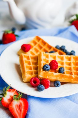 belga gofri bogyókkal rusztikus háttér