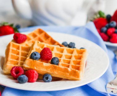 belga gofri bogyókkal rusztikus háttér