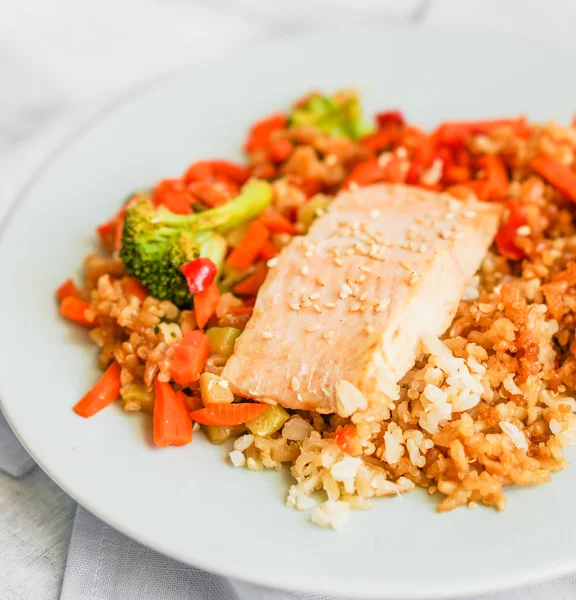 Salmone alla griglia con quinoa e verdure — Foto Stock