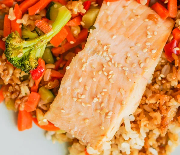 Salmão grelhado com quinoa e legumes — Fotografia de Stock