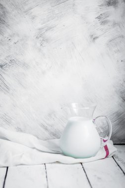 ahşap rustik zemin üzerine süt kavanoz