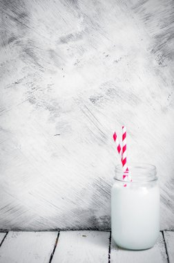 ahşap rustik zemin üzerine süt kavanoz