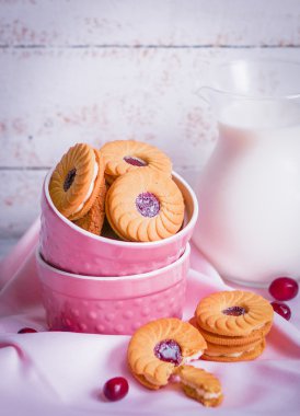 ahşap arka plan üzerinde süt ile Berry tanımlama