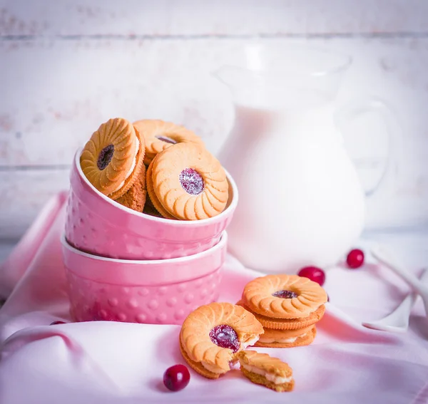 Bogyó cookie-kat, tejjel, fából készült háttér — Stock Fotó