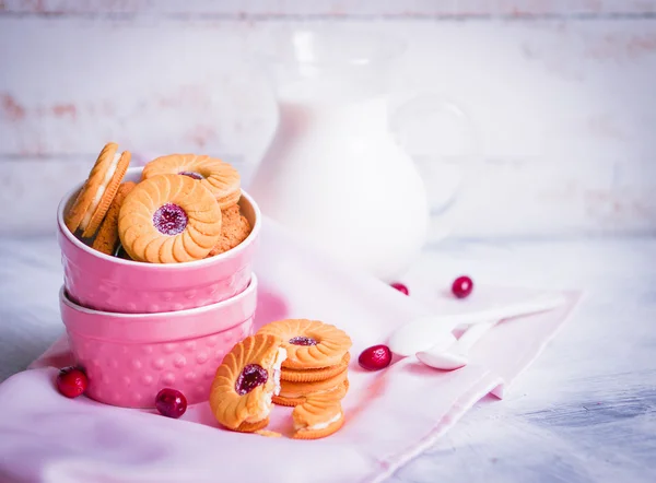 Ягодное печенье с молоком на деревянном фоне — стоковое фото