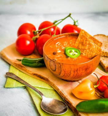 sıcak ve baharatlı taze Meksika biber çorbası üzerinde rustik arka plan yaptı.