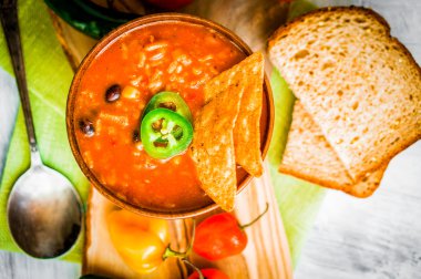 sıcak ve baharatlı taze Meksika biber çorbası üzerinde rustik arka plan yaptı.