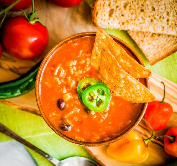 Forró és fűszeres frissen készült leves mexikói chilis rusztikus háttér — Stock Fotó